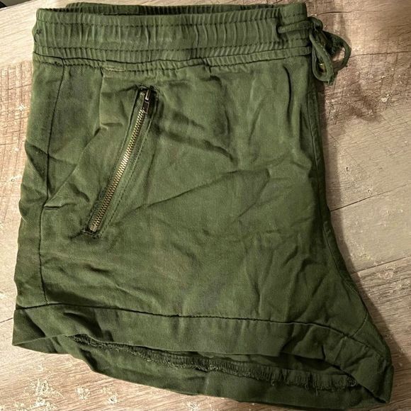 Women’s streetwear society army green shorts like new worn once! Size medium - Picture 5 of 6